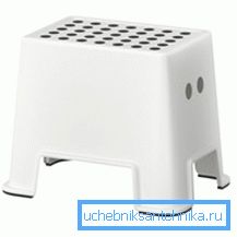 Bir çocuğun kendi elleriyle kullanabileceği yetişkin bir lavabo için bir çocuk standı örneği Bir çocuğun kendi elleriyle kullanabileceği yetişkin bir lavabo için bir çocuk standı örneği