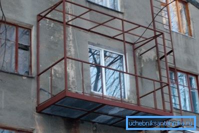 Örnek oldukça koşullu: gerçek koşullarda, kirişlerdeki eğilme yükleri, fotoğrafta gördüğümüz diğer yapısal unsurları telafi etmeye çalışıyor. Örnek oldukça koşullu: gerçek koşullarda, kirişlerdeki eğilme yükleri, fotoğrafta gördüğümüz diğer yapısal unsurları telafi etmeye çalışıyor.