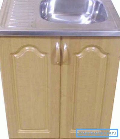 Mutfak lavabo için bitmiş dolapların bir örnek. Mutfak lavabo için bitmiş dolapların bir örnek.