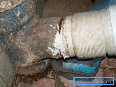 Plastik olukların bir dökme demir soket ile birleştirilmesinin uygulanmasına bir örnek Plastik olukların bir dökme demir soket ile birleştirilmesinin uygulanmasına bir örnek