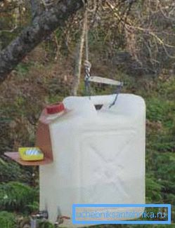 Bir teneke kutudan ev yapımı lavabo örneği Bir teneke kutudan ev yapımı lavabo örneği