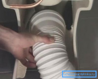 Tuvaletin oluklu manşetin ikinci ucuna takılması Tuvaletin oluklu manşetin ikinci ucuna takılması