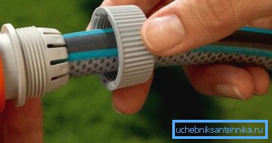 Bahçe hortumlarını bağlamak için cihaz. Bahçe hortumlarını bağlamak için cihaz.