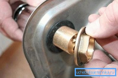 Yüzeydeki kelepçe, lastik conta ile yapılmalıdır. Yüzeydeki kelepçe, lastik conta ile yapılmalıdır.