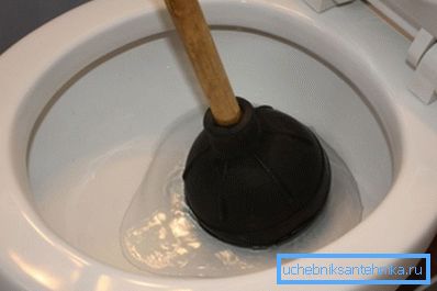 Klozetin bir mekanik piston ile temizlenmesi