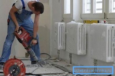 Özel bir evde ısıtma borularının profesyonel döşenmesi Özel bir evde ısıtma borularının profesyonel döşenmesi