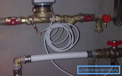 Kapalı sistemler için ara çözüm - bir akış sensörü ve iki sıcaklık sensörü. Hesaplama, birinci formüle göre gerçekleştirilir; V1, V2'ye eşit alınır.