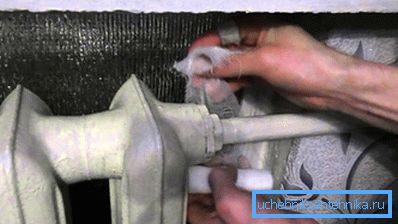 Sızıntı yerine alabaster ve çimento parçaları ile emprenye edilmelidir. Sızıntı yerine alabaster ve çimento parçaları ile emprenye edilmelidir.