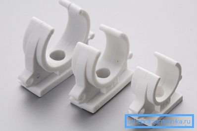 Bir dübel ile sabitlenen en basit plastik braket. Bir dübel ile sabitlenen en basit plastik braket.