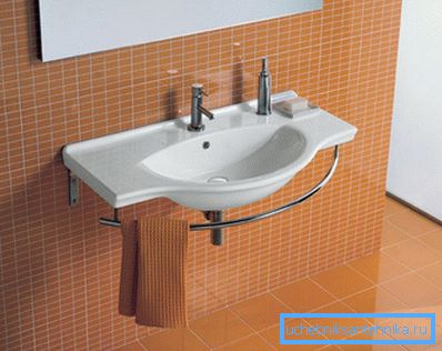 Hijyenik fayanstan basit ve kullanışlı lavabo. Hijyenik fayanstan basit ve kullanışlı lavabo.