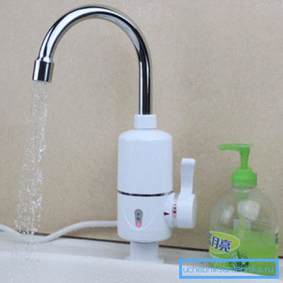 Su akan ısıtıcı - bir lavabo üzerinde vinç Su akan ısıtıcı - bir lavabo üzerinde vinç