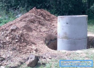 Bir beton halkalar kuyusu inşa etme süreci. Bir beton halkalar kuyusu inşa etme süreci.