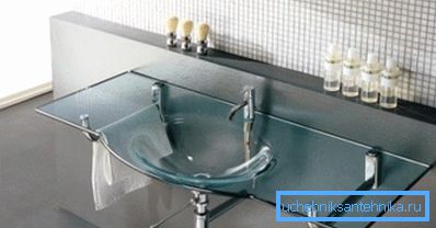 Minimalist bir iç şeffaf banyo lavabo Minimalist bir iç şeffaf banyo lavabo