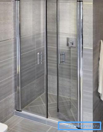 Şeffaf kapılar banyo veya duş için iyi bir seçimdir. Şeffaf kapılar banyo veya duş için iyi bir seçimdir.