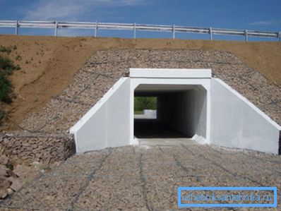 Yolun altında dikdörtgen betonarme menfez Yolun altında dikdörtgen betonarme menfez