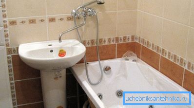 Musluksuz lavabo, banyoya monte edilmiş bir cihazla çalıştırılabilir. Musluksuz lavabo, banyoya monte edilmiş bir cihazla çalıştırılabilir.