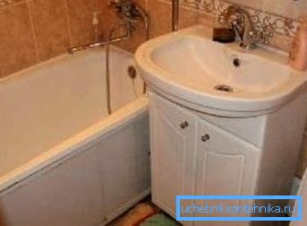 Ev aksesuarları altında bir bordür ile tuvalet için lavabo Ev aksesuarları altında bir bordür ile tuvalet için lavabo