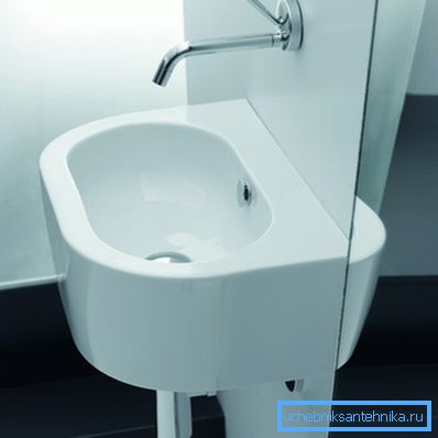 Kerasan Flo mikseri altında bir açıklık olmadan bir banyo için lavabo Kerasan Flo mikseri altında bir açıklık olmadan bir banyo için lavabo