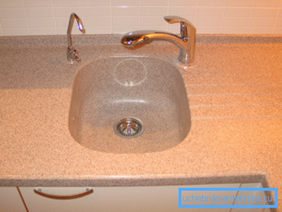 Yapay taştan yapılmış lavabo ve masa yüzeyi tek parça bir yapıya birleştirilmiştir. Yapay taştan yapılmış lavabo ve masa yüzeyi tek parça bir yapıya birleştirilmiştir.