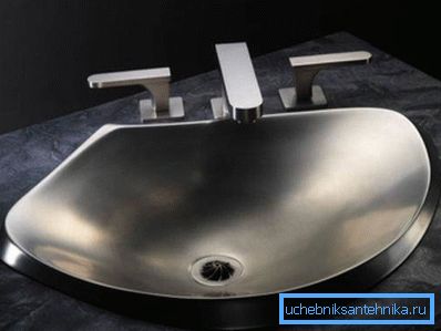 Paslanmaz çelikten bir lavabo uzun bir süre içindir. Paslanmaz çelikten bir lavabo uzun bir süre içindir.