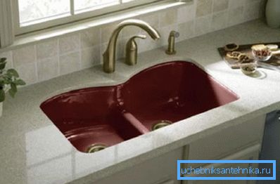 Mutfakta lavabo, odada hoş olmayan bir koku kaynağı olabilir. Mutfakta lavabo, odada hoş olmayan bir koku kaynağı olabilir.