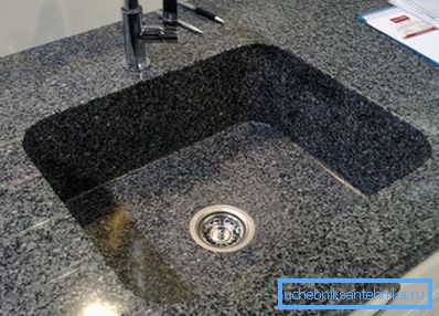 Lavabo, masa üstü ile tek parçadır. Lavabo, masa üstü ile tek parçadır.