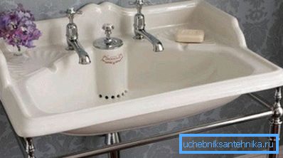 İki musluklu lavabo şık görünüyor, ancak sadece tahliyeyi kapatarak ve kabı suyla doldurarak kullanabilirsiniz. Avrupalılar bunu yapıyor, ama bu gelenek burada kök salmadı. İki musluklu lavabo şık görünüyor, ancak sadece tahliyeyi kapatarak ve kabı suyla doldurarak kullanabilirsiniz. Avrupalılar bunu yapıyor, ama bu gelenek burada kök salmadı.