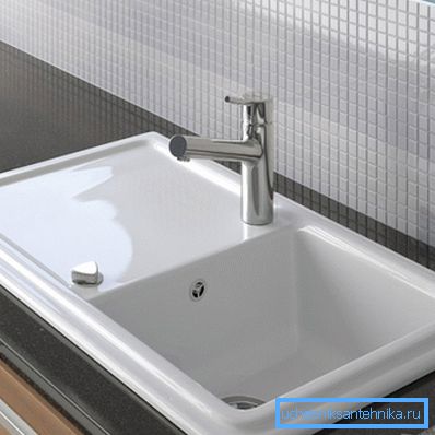 Emaye ile lavabo, modern iç mekana mükemmel uyum sağlar. Emaye ile lavabo, modern iç mekana mükemmel uyum sağlar.