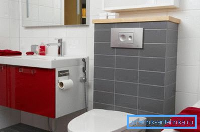 Tuvaletin yanında bulunan hijyenik duş ile lavabo Tuvaletin yanında bulunan hijyenik duş ile lavabo