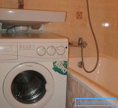 Düz bir sifon ile lavabo. Düz bir sifon ile lavabo.