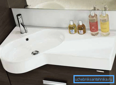 Sağdaki bir masa ile lavabo. Sağdaki bir masa ile lavabo.