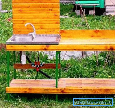 Lavabo, metal bir çerçeve üzerine monte edilir Lavabo, metal bir çerçeve üzerine monte edilir