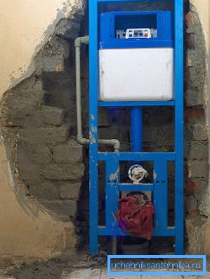 Çerçeve, evin ana duvarındaki bir niş içine monte edilmiştir. Çerçeve, evin ana duvarındaki bir niş içine monte edilmiştir.