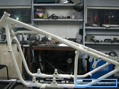 Motosiklet ve motorlu taşıtların çerçeveleri ayrı bir standartta imal edilen borulardan yapılmıştır. Motosiklet ve motorlu taşıtların çerçeveleri ayrı bir standartta imal edilen borulardan yapılmıştır.