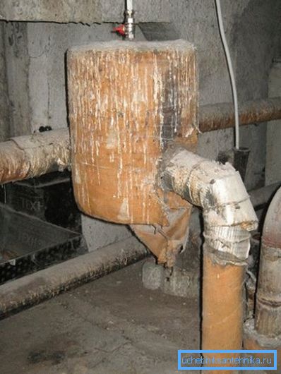 Kanalizasyona boşaltma ile genleşme tankı.