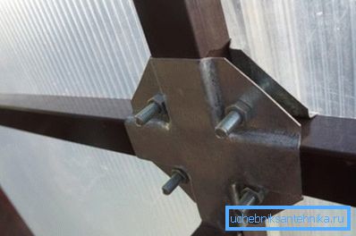 Seranın yapımında profil boruların cıvatalarla katlanabilir bağlantısı Seranın yapımında profil boruların cıvatalarla katlanabilir bağlantısı