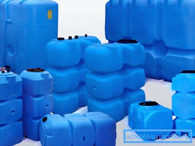 Musluklu çeşitli plastik su depoları Musluklu çeşitli plastik su depoları