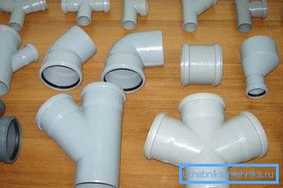 Kanalizasyon borularının güzergahlarını bağlamak için tasarlanmış farklı tipte tees, haç ve kaplinler Kanalizasyon borularının güzergahlarını bağlamak için tasarlanmış farklı tipte tees, haç ve kaplinler