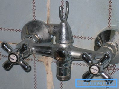 Banyodaki musluğu, yalnızca volanı çıkardıktan sonra sökün. Banyodaki musluğu, yalnızca volanı çıkardıktan sonra sökün.