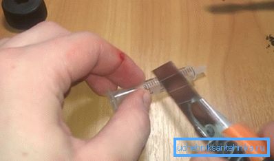 Şırınganın 1.5 ml'lik bölünme ile kesilmesi Şırınganın 1.5 ml'lik bölünme ile kesilmesi