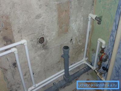 Küvet ve lavaboyu bağlamak için kablolar 50 mm'lik bir boru ile yapılır. Küvet ve lavaboyu bağlamak için kablolar 50 mm'lik bir boru ile yapılır.