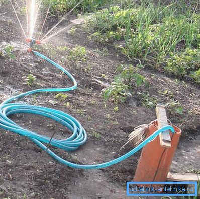 Bahçenin düzenli olarak sulanması büyük miktarda H2O gerektirir. Bahçenin düzenli olarak sulanması büyük miktarda H2O gerektirir.