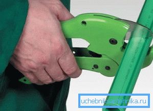 Özel makasla plastik boru kesimi Özel makasla plastik boru kesimi