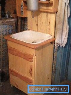 Bir ağaçtan vermek için lavabo. Bir ağaçtan vermek için lavabo.