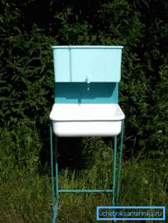 Metal bir çerçeve üzerinde Bahçe lavabo. Metal bir çerçeve üzerinde Bahçe lavabo.