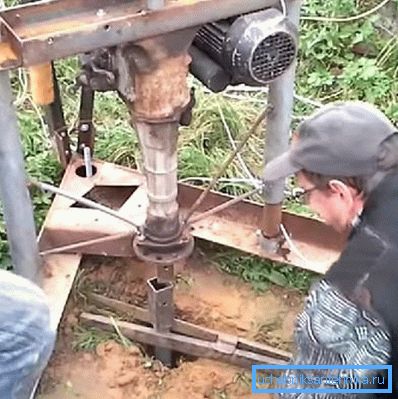 Yumuşak topraklarda kuyular sondaj için kendinden yüklemeli kurulum Yumuşak topraklarda kuyular sondaj için kendinden yüklemeli kurulum