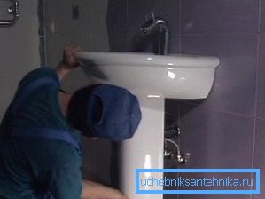 Banyoda bir lavabonun bağımsız montajı Banyoda bir lavabonun bağımsız montajı