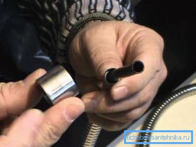 Tesisatçılar, şeffaf olanlardan daha güçlü ve daha dayanıklı oldukları için opak hortumlar kullanılmasını önermektedir.