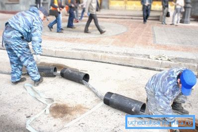 Delme işleminden sonra boru hattı parçaları çekilir Delme işleminden sonra boru hattı parçaları çekilir