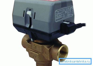 Servo sürücü, kilitleme mekanizmasının uzaktan otomatik kontrolüne izin verir. Servo sürücü, kilitleme mekanizmasının uzaktan otomatik kontrolüne izin verir.